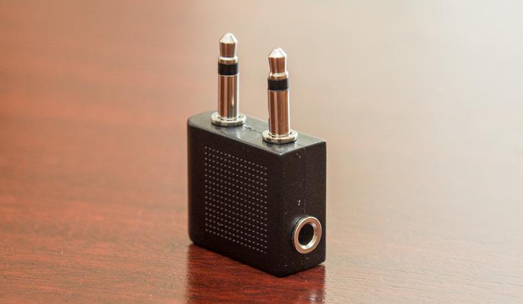 Почему наушники в креслах пассажирских самолётов подключаются нестандартным разъёмом