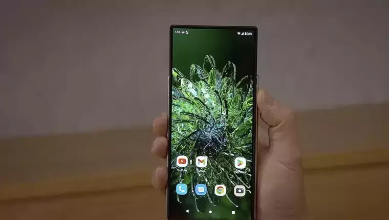 Замена складным смартфонам: Motorola показала телефон с выдвигающимся вверх экраном