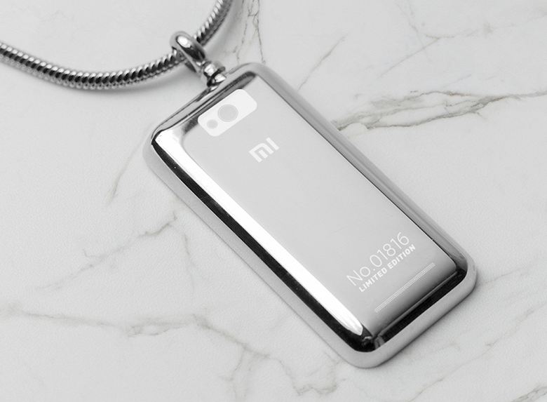 Xiaomi выпустила подвеску в форме Xiaomi Mi 1 в честь 11-летия первого смартфона компании