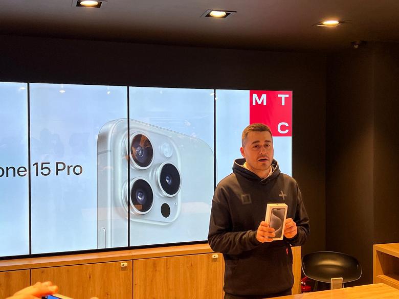 В России публично распаковали новенький iPhone 15 Pro Max за день до старта мировых продаж