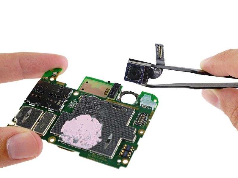 Задняя камера подключается с лицевой стороны микросхемы. Это так логично!