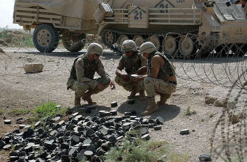 Сапёры 3 пехотной дивизии Армии США и советские противопехотные мины ПМН-1. Ирак, 2003 год
