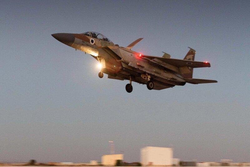 F-15I идёт на посадку после атаки на бункер Насраллы