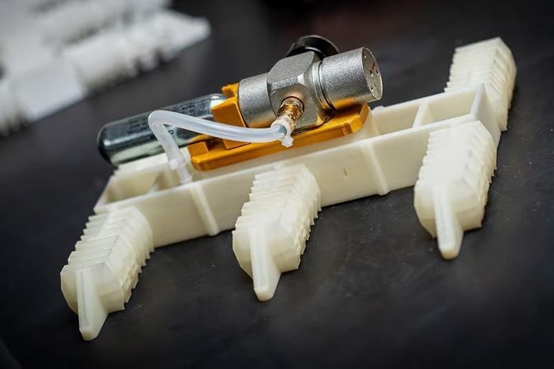 Этому шестиногому роботу не нужно электричество, чтобы двигаться