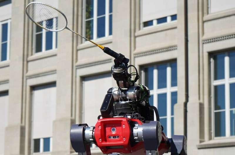 Четвероногий робот научился играть в бадминтон