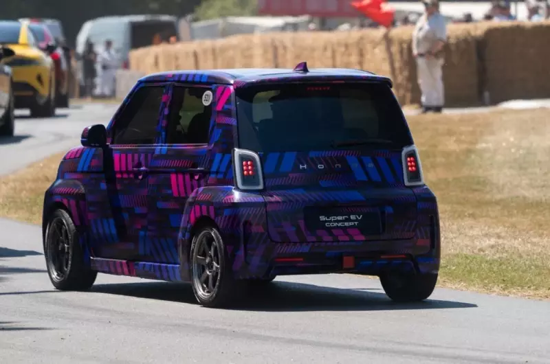 Honda хоть и представила компактный электрокар, но спрятала его за камуфляжем