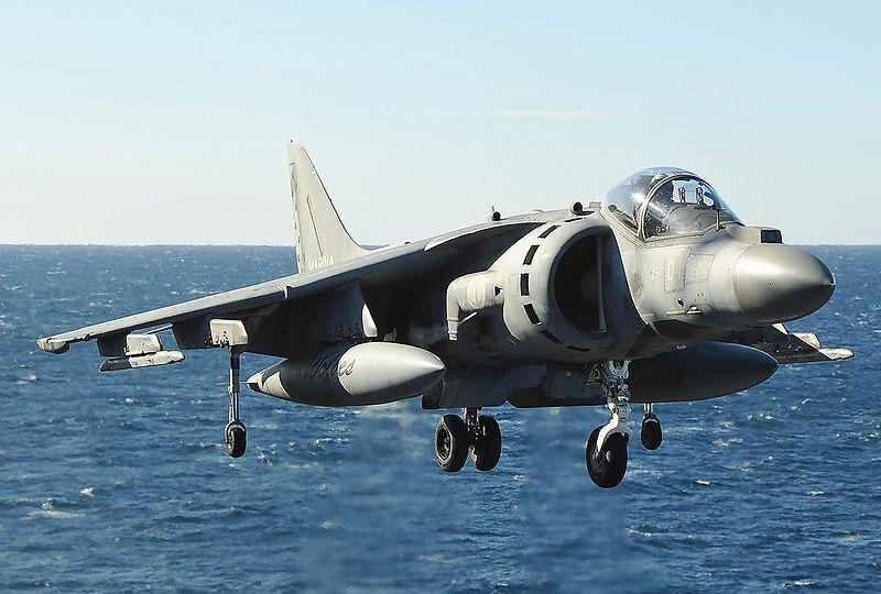 AV-8B Harrier II вертикального/короткого (в зависимости от нагрузки) взлёта и вертикальной посадки