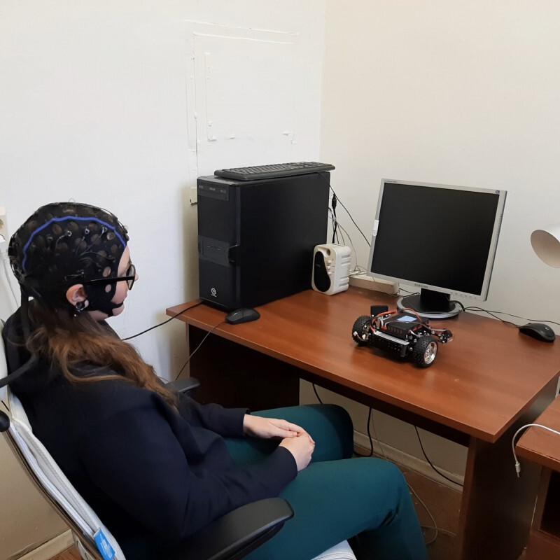 Без чипа и операции: в России сделали инвалидную коляску, слушающую мозг