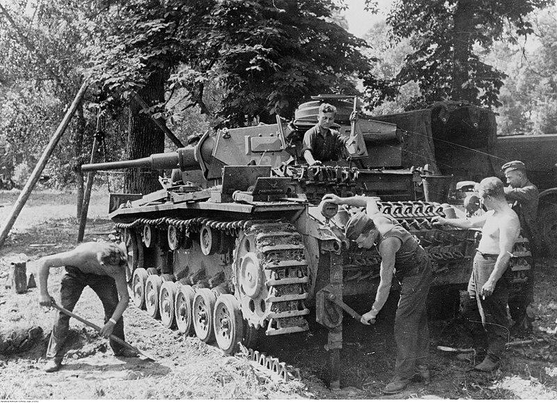 Немцы обслуживают свой Pz III Ausf H, основной танк на Восточном фронте в 1942 и в начале 1943 годов