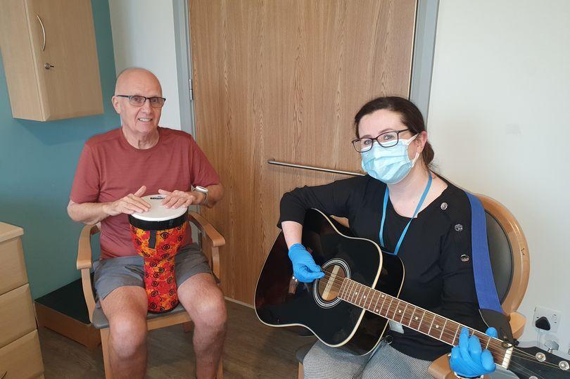 Парализованного пенсионера из Великобритании поставили на ноги при помощи поп-музыки 70-х