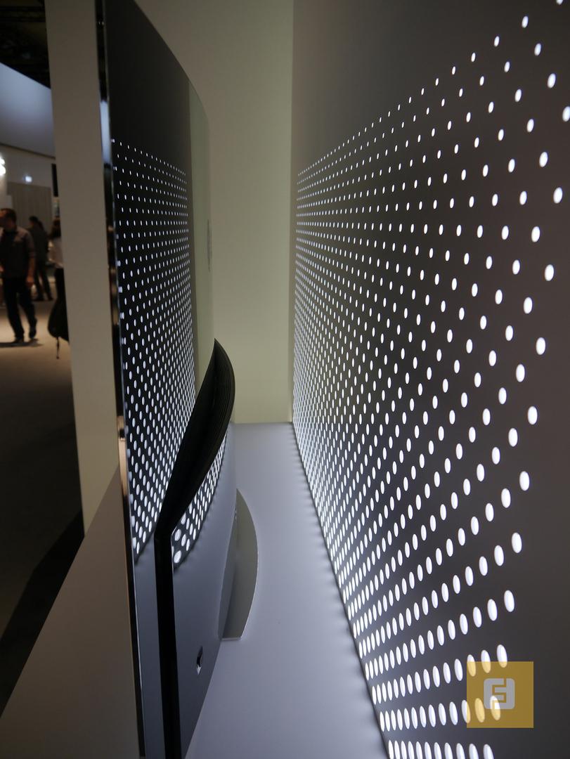 LG 55EC930V, вид сбоку