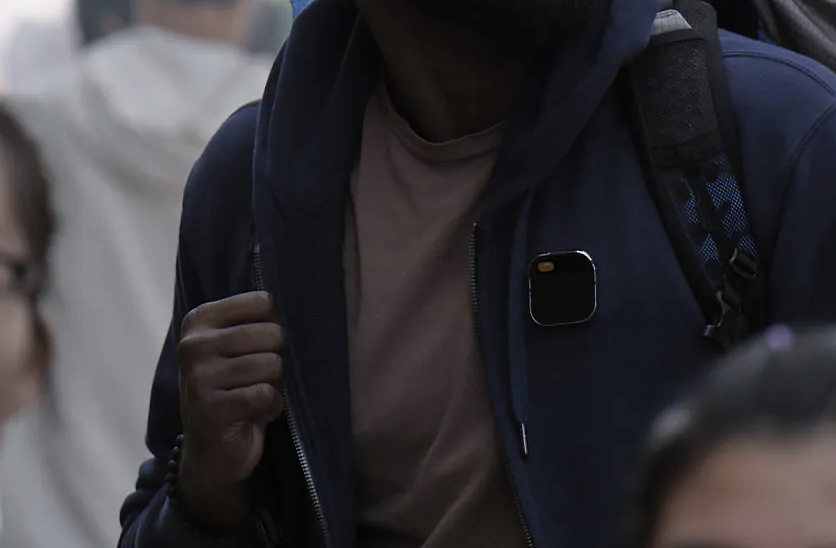 «Заменитель смартфона» AI Pin за $700 разочаровал обзорщиков