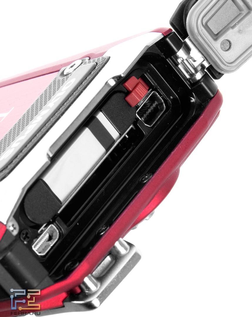 Отсек для установки аккумулятора и карты памяти в Olympus TG-820