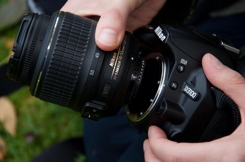 Снятие объектива с камеры Nikon