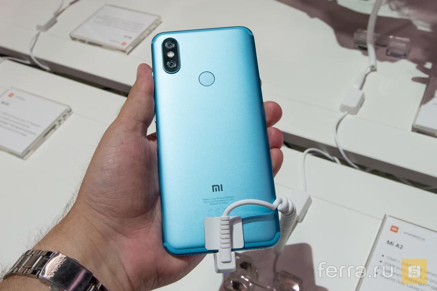 Попробуй отличи, какой из новых Xiaomi у меня в руке, если не знать заранее
