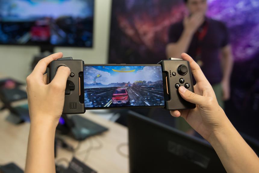 Док-станция-геймпад с возможностью стримить видео на мониторы