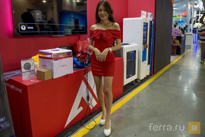 Девушки выставки Computex 2018