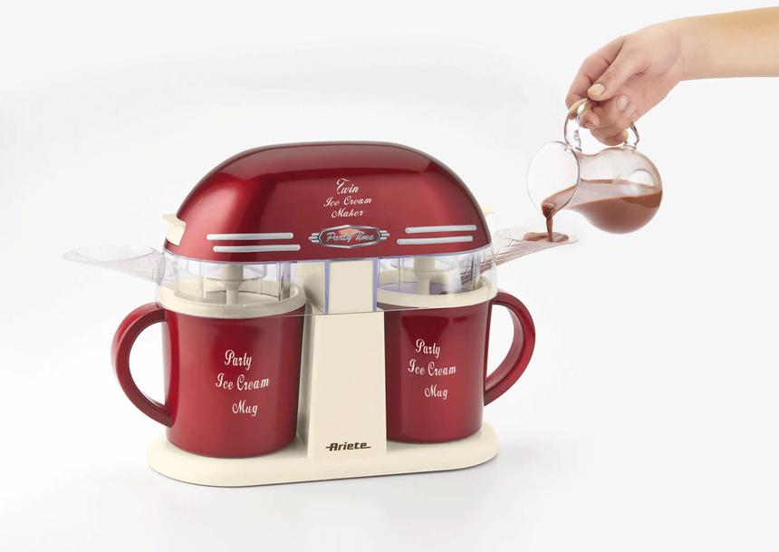 Хорошо, если есть возможность добавить забытый ингредиент. Полуавтоматическая мороженица с двумя чашами