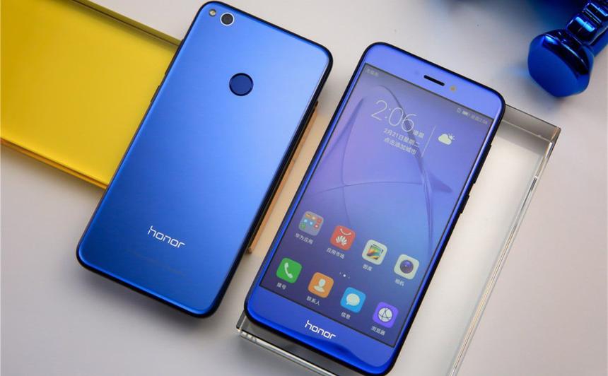 Сложно найти более красивый бюджетный смартфон, чем Honor 8 Lite. Но стеклянный корпус быстро теряет лоск