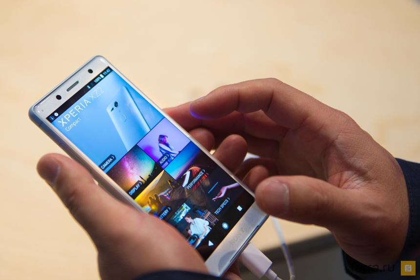 Спереди XZ2 выглядит именно тем «японским смартфоном мечты», который все ждали от Sony