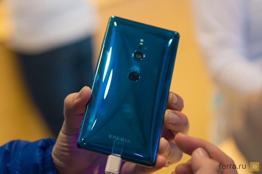 Каждый посетитель выставки искал сканер отпечатков на ощупь в одной и той же области корпуса. Но японцы всё равно уверены, что это мы не правы, а сканер там, где и должен быть