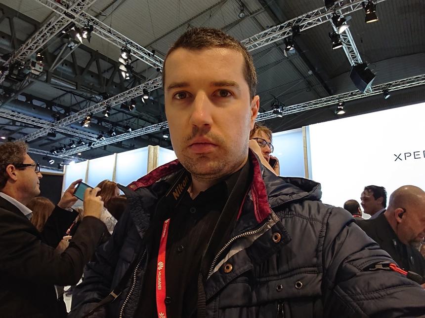 Фото на фронтальную камеру Sony Xperia XZ2 Compact