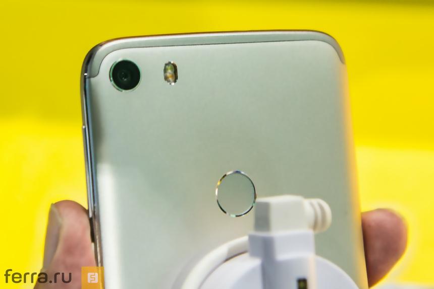 Даже на фото видно, какой в корпусе Idol 5 зазор между антеннами и задней крышкой