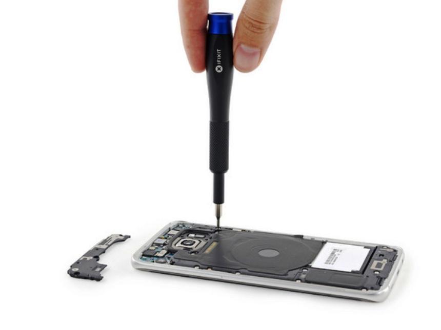 Аккумулятор тоже упрятан где-то в глубине корпуса