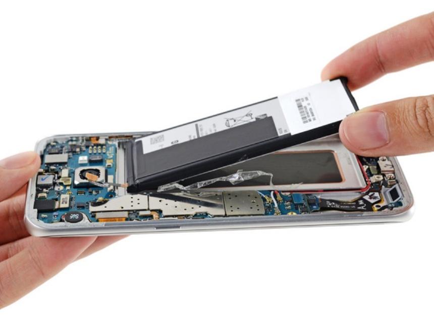 Аккумулятор тоже упрятан где-то в глубине корпуса