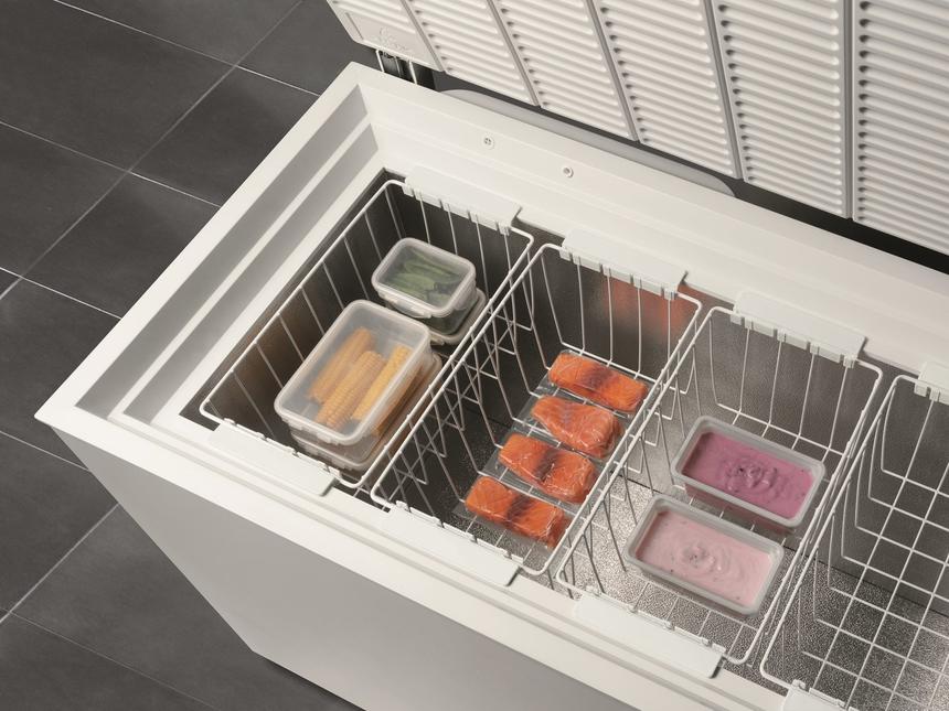 Внутреннее пространство в морозильнике-ларе