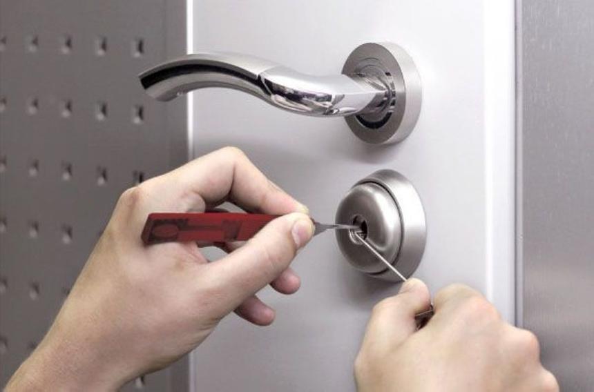 В XVIII и XXI веке взломщики открывают двери одинаковым образом