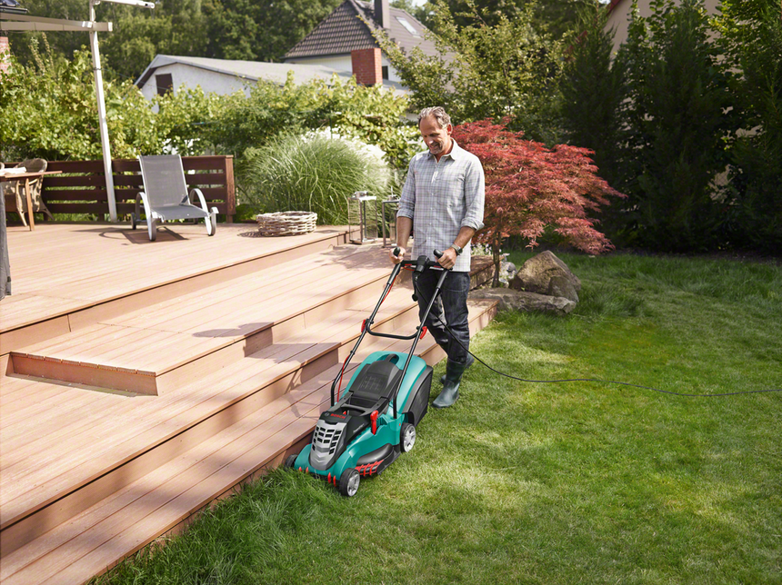 Электрическая газонокосилка