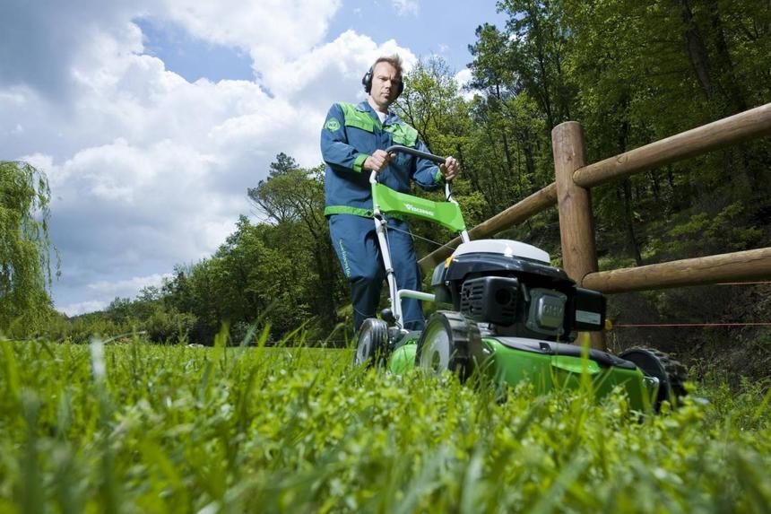 Бензиновая газонокосилка очень шумит