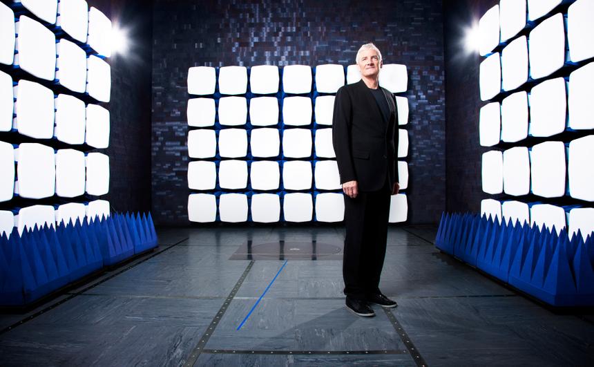 Джеймс Дайсон в камере для измерения электромагнитных излучений