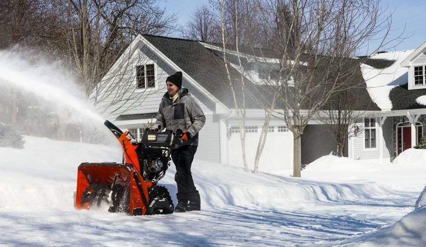Снегоуборщик с двухступенчатой системой очистки отбрасывает снег далеко