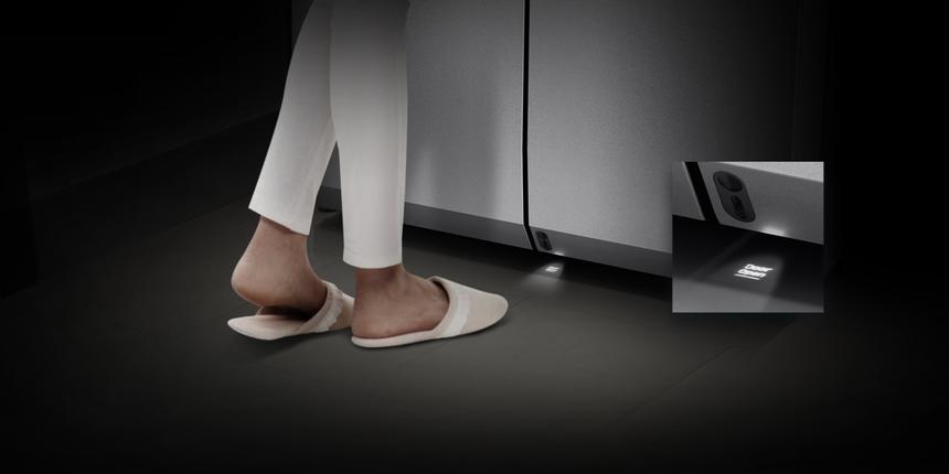 Двери нашего холодильника открываются автоматически!