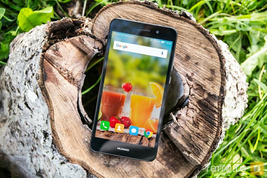 Лицевая часть выглядит симпатично, но клавиши лучше было бы разместить под экраном