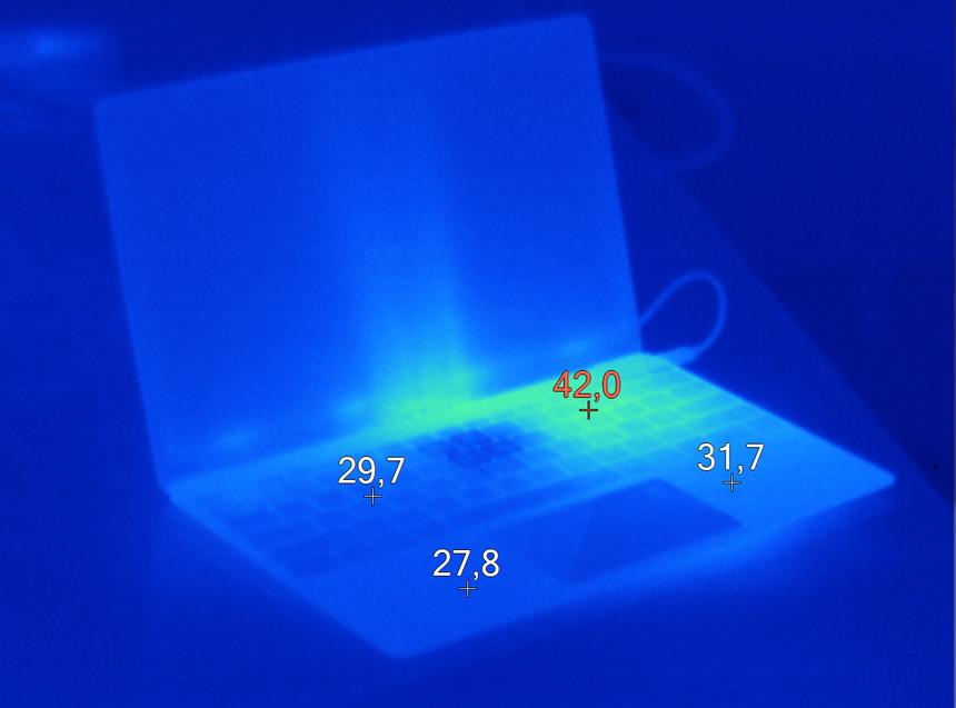 Температура корпуса ASUS ZenBook 3 UX390UA во время максимальной нагрузки на CPU и GPU