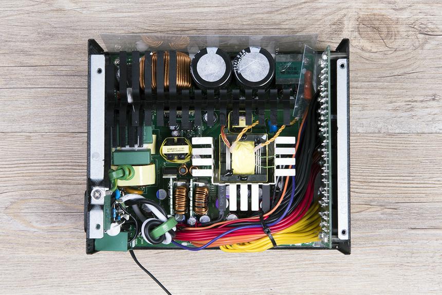 «Внутренности» блока питания GIGABYTE XP1200M (80 PLUS Platinum). Собран Enhance Electronics. Используются исключительно японские конденсаторы Rubycon