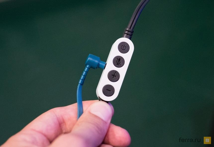 Блок с кнопками, к нему же подключается гарнитура