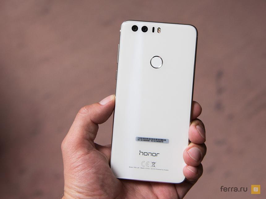 Многофункциональная кнопка и сканер отпечатков пальцев на задней панели Honor 8