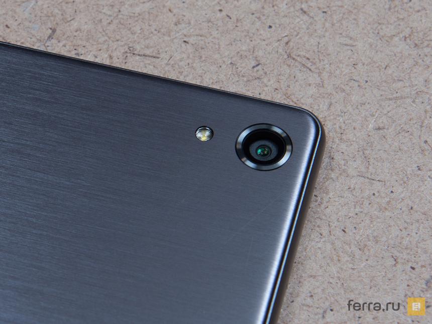 Объектив встроенной камеры Sony Xperia X Performance
