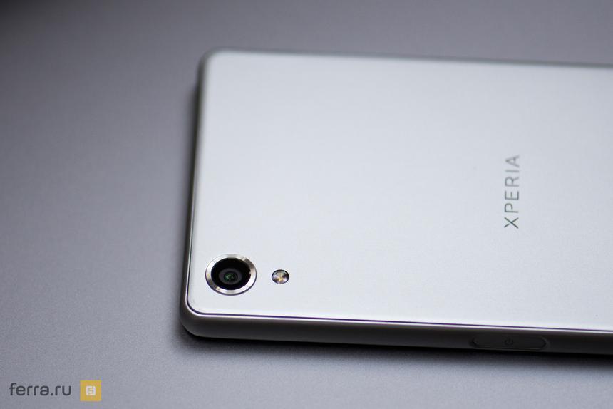 Объектив встроенной камеры Sony Xperia X
