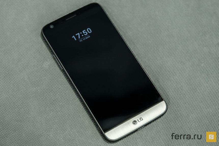 Время и уведомления отображаются всегда — удобно