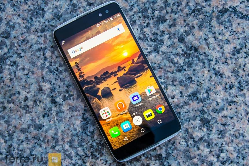 Прорези для динамиков есть и на лицевой, и на тыловой панели корпуса