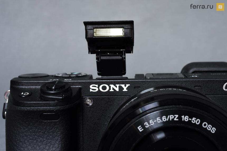 Sony a6300 с возведенной вспышкой
