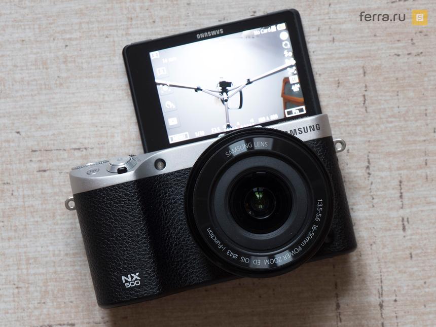 Экран Samsung NX500 в крайнем положении