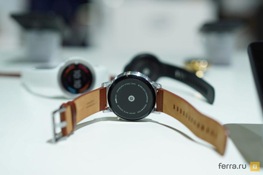 Сенсор пульсометра на нижней поверхности корпуса Moto 360