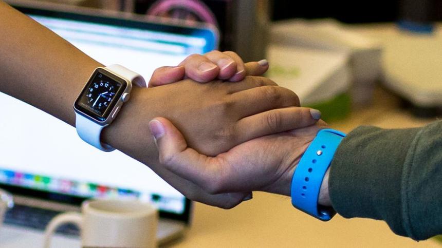 С помощью этого жеста Apple предлагает передавать контактные данные друг другу