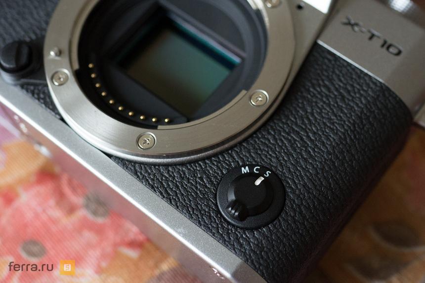 Переключатель режимов фокусировки на лицевой панели Fujifilm X-T10
